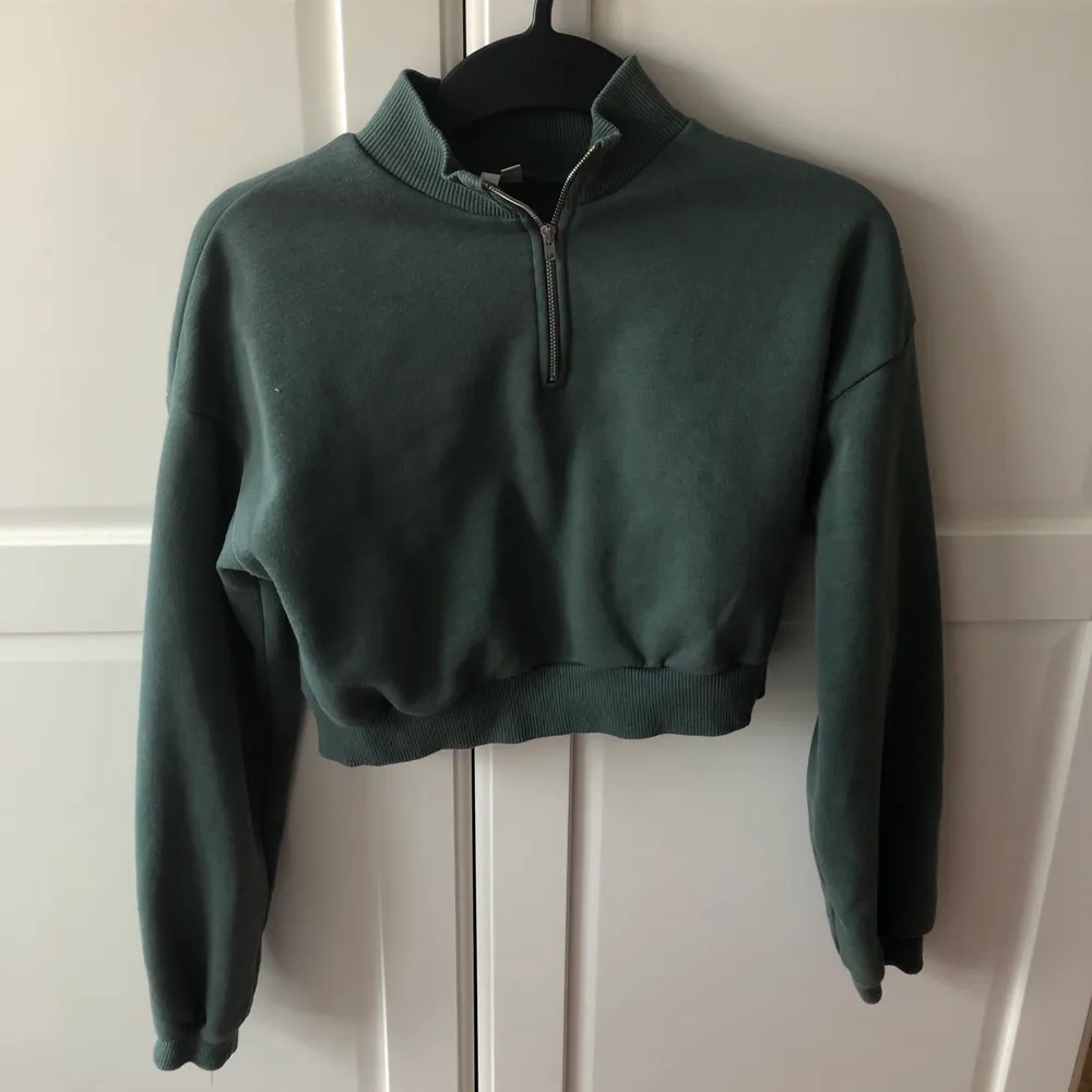 Grön croppad sweatshirt får Nelly. Bra skick använt få gånger då den inte riktigt passar mig längre. Frakt ingår i priset🥰. Tröjor & Koftor.