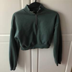 Grön croppad sweatshirt får Nelly. Bra skick använt få gånger då den inte riktigt passar mig längre. Frakt ingår i priset🥰
