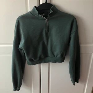 Grön croppad sweatshirt  - Grön croppad sweatshirt får Nelly. Bra skick använt få gånger då den inte riktigt passar mig längre. Frakt ingår i priset🥰