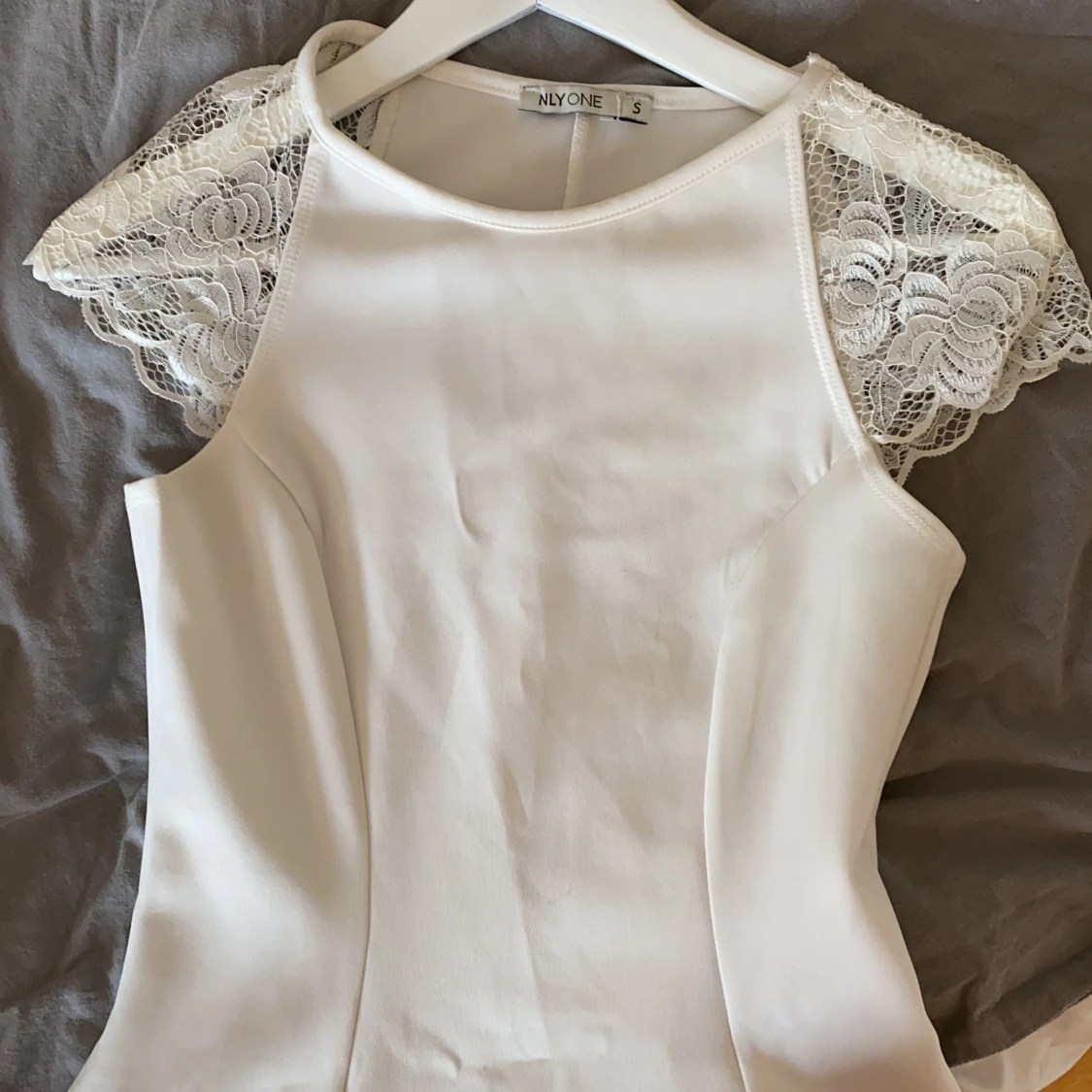 Vit figursydd klänning från Nelly strl S - 90