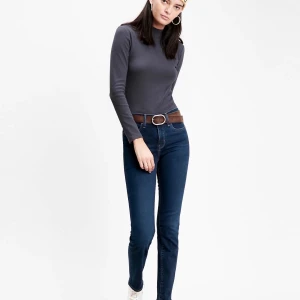 Levi’s 312 (shaping slim) - Hej jag har två par levi’s 312 i två olika storlekar (26,28). Dock är jeansen snäppet ljusare. Dessa byxor har aldrig andvänts men jag glömde att lämna tillbaka dem i tid.  Nypris var 999kr, säljer de för 350st. Kan eventuellt gå ner i pris vis snabbt köp