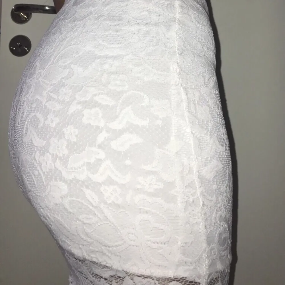 •En tight kjol med spets, köpt från Gina Tricot.                                    •Som tyvärr inte kommer till någon användning.              •Frakt ingår!! . Kjolar.