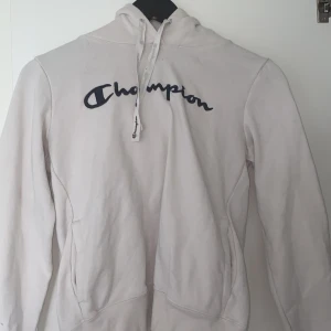 Champion Hoodie  - Säljes pågrund av för liten. Frakt 50kr. 