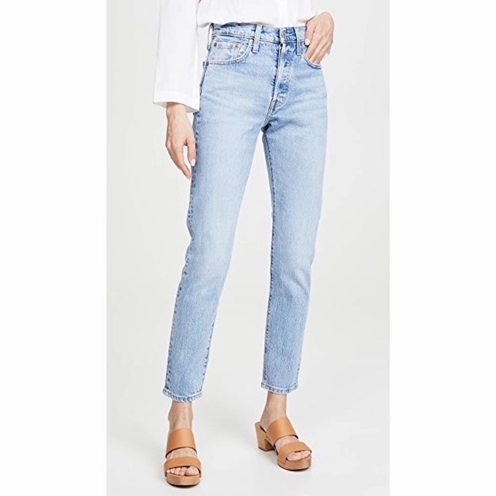 Ett par Levis jeans i modellen 501 skinny, har även gjort ett snyggt slitet hål i högra knät. Frakt tillkommer!!. Jeans & Byxor.
