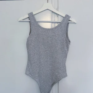 Grå body  - Grå body. Aldrig använd. Köparen står för frakt.