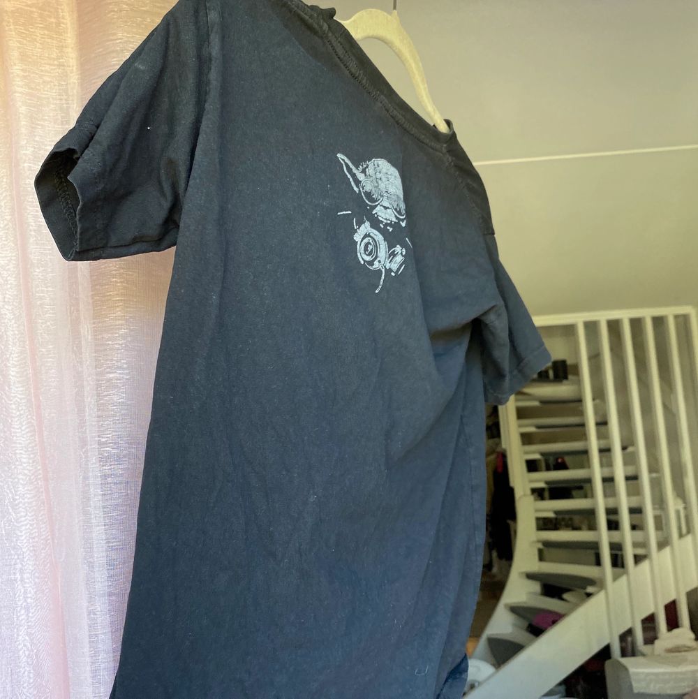Säljer denna tröja i storlek s, frakt: 66kr hör av dig om du är intresserad💓💓 om många vill ha den blir det budgivning kram🥰. T-shirts.