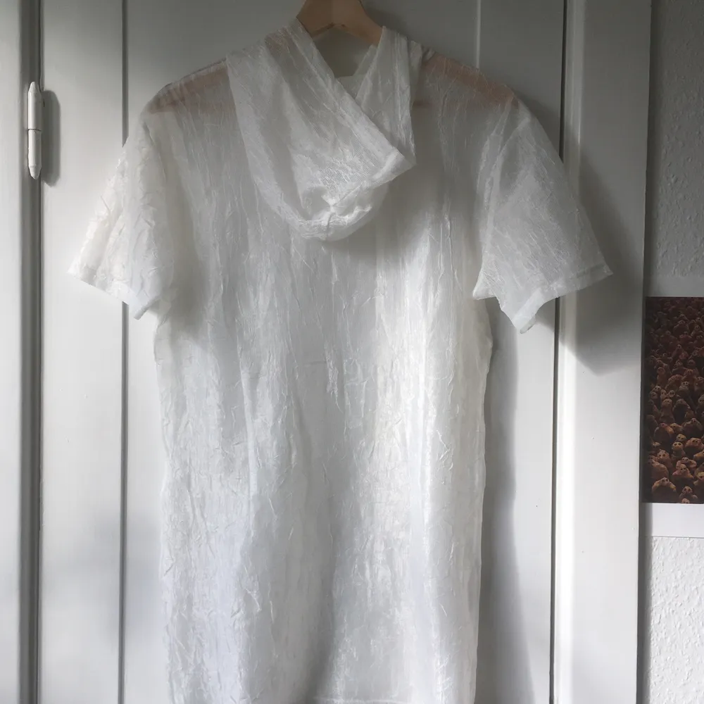 Halvtransparent vit klänning/blus med huva. Köpt i dansk vintagebutik.. Blusar.