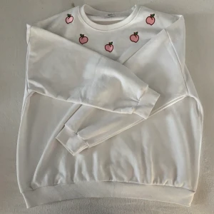 Peaches Sweatshirt - Sweatshirt with Peaches / I have more pictures !! Shipping is 60 (included in description) 💗