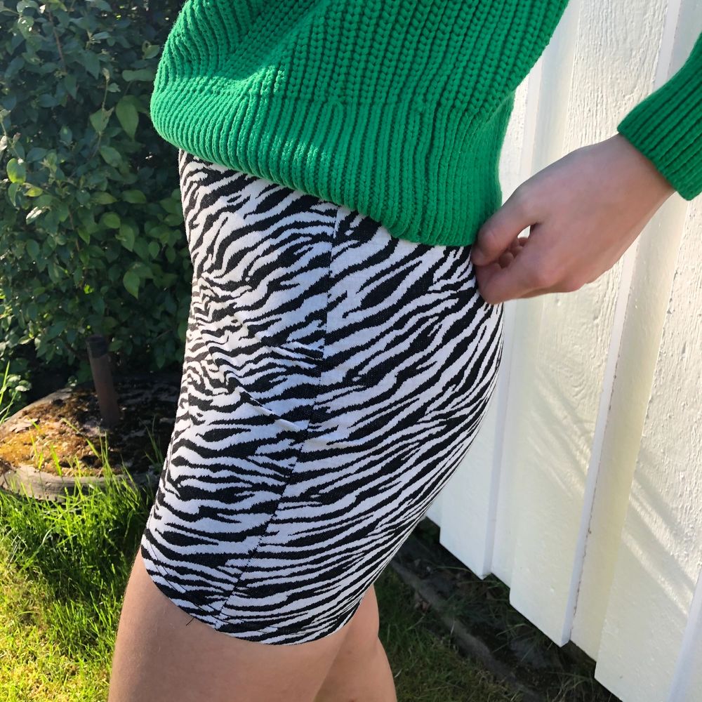 Gullig mönstrad kjol med storlek 38 (men ganska liten i storleken så mer 34/36) som tyvärr inte fått någon användning! 🦋 💕 (köparen står för frakt!). Kjolar.