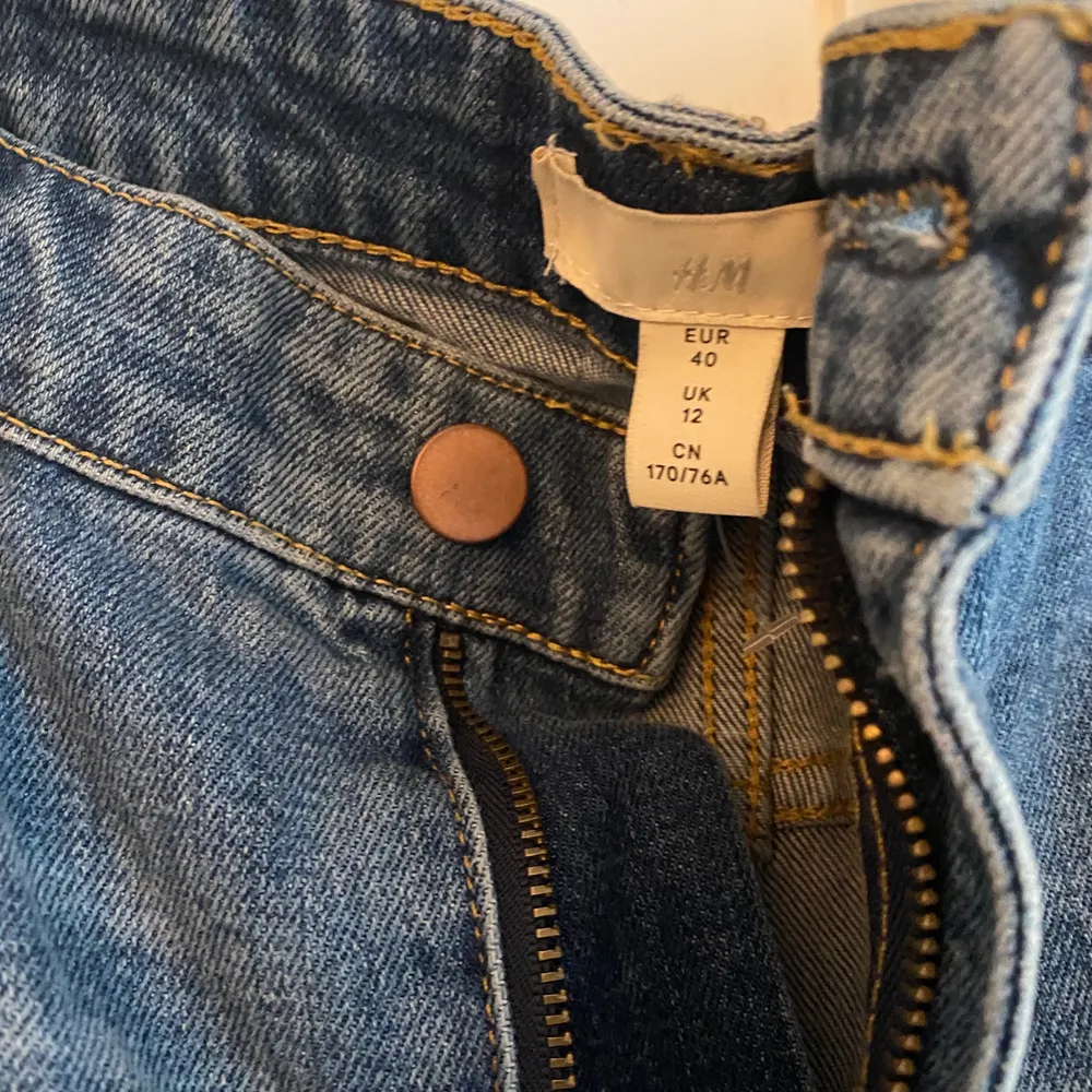 Raka jeans från H&M helt oanvända i strl 40. Jeans & Byxor.