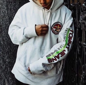 Tommy jeans hoodie - Tommy jeans hoodie med detaljer. Använda för lite tyvärr :/ Strl M. Frakt tillkommer (+44kr)