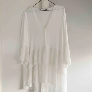 Vit klänning m volang från zara - Vit volangklänning från Zara! Storlek M men passar mig i XS Lite sminkfläckar som ej går bort därav billigt pris (Köparen står för frakten)