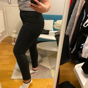 Jeans - Svart högmidjade jeans, har använts bara 2ggr. Storlek M 