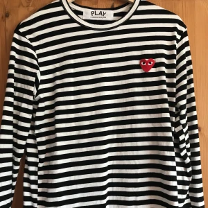 Commes des garcons Long sleeve - Cond 8/10 , sparsamt andvänd.                                       Sitter väldigt litet, därav varför jag säljer den.            Storlek L sitter mer som en liten M eller stor S.            OBS priset är inte hugget i sten