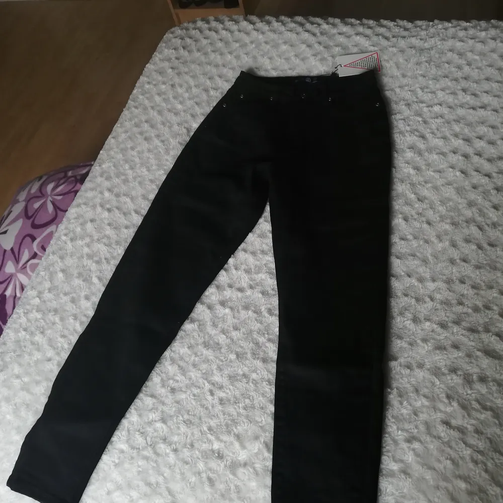Helt nya, aldrig använda utan endast provade. De är ett par svarat jeans med strech. Storlek 38 men lite stora i storleken. Köparen står för frakt. . Jeans & Byxor.
