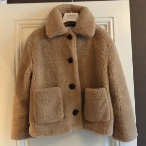ZARA Teddy Jacka - En beige Teddy jacka från zara. Skitsnygg i höst och vår tider. Men även kallare sommar kvällar. 🥰🥰