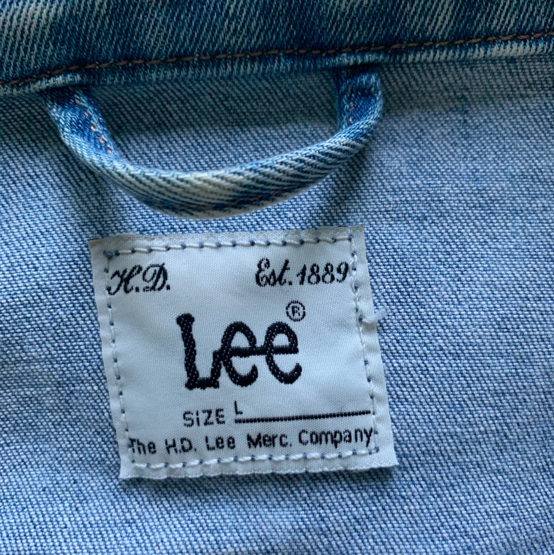 Ljus jeansjacka med färgstänk - 91