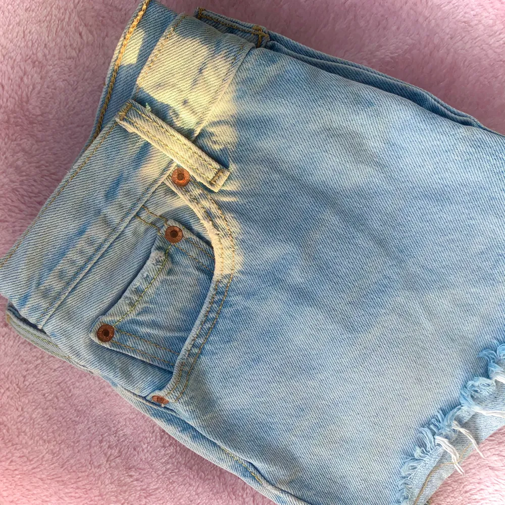Ljusblå jeansshorts från Levi’s i fint skick!. Shorts.