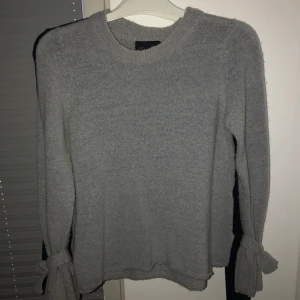 Grå tjocktröja  - En grå tjocktröja med fin detalj vid ärmarna/handlederna. Skulle säga att den passar xxs-s och sitter mycket fint på💗 Den är i fint skick då den inte är använd så mycket