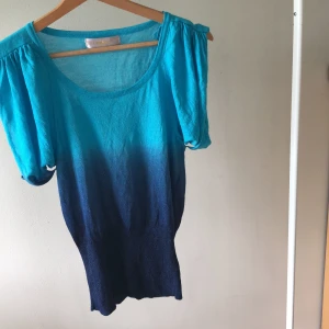 Finn blå topp - Superfin blå glittrig top! Helt ny och midjan går innan superfint sommar plagg! Den passar S-M och är så fin!