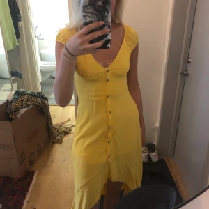 Gul långklänning strl 36 - Superfin och somrig klänning från pull & bear. Bara använd 1 gång. Frakt tillkommer