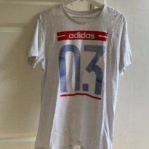 Adidas T-shirt - Ej struken! Lång T-shirt från Adidas. Storlek S Gott skick, använd rätt mycket
