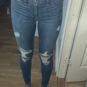 Slitna Jeans Hollister - Slitna Jeans från hollister. Storlek W26L28, skulle säga att det är en S. Jag är 163 cm. Dem är väldigt stretchiga så skulle även kunna passa M. Köptes för 450kr, Säljs för 300kr, pris kan diskuteras. Använd fåtalet gånger