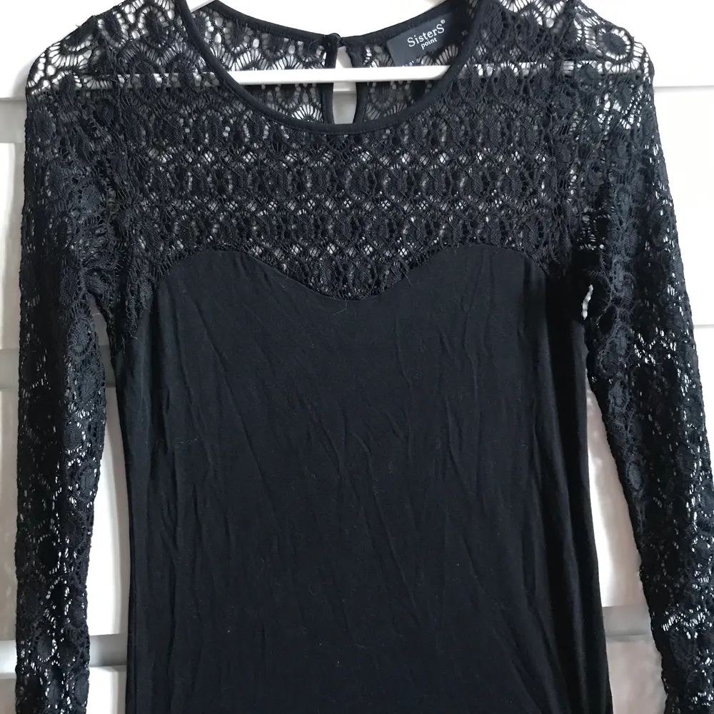 Fin svart tröja med armar i spets, nät aktigt😊 använd ca 1-2 gånger och är i nyskick dock inte riktigt min stil så säljer den🥰. Toppar.
