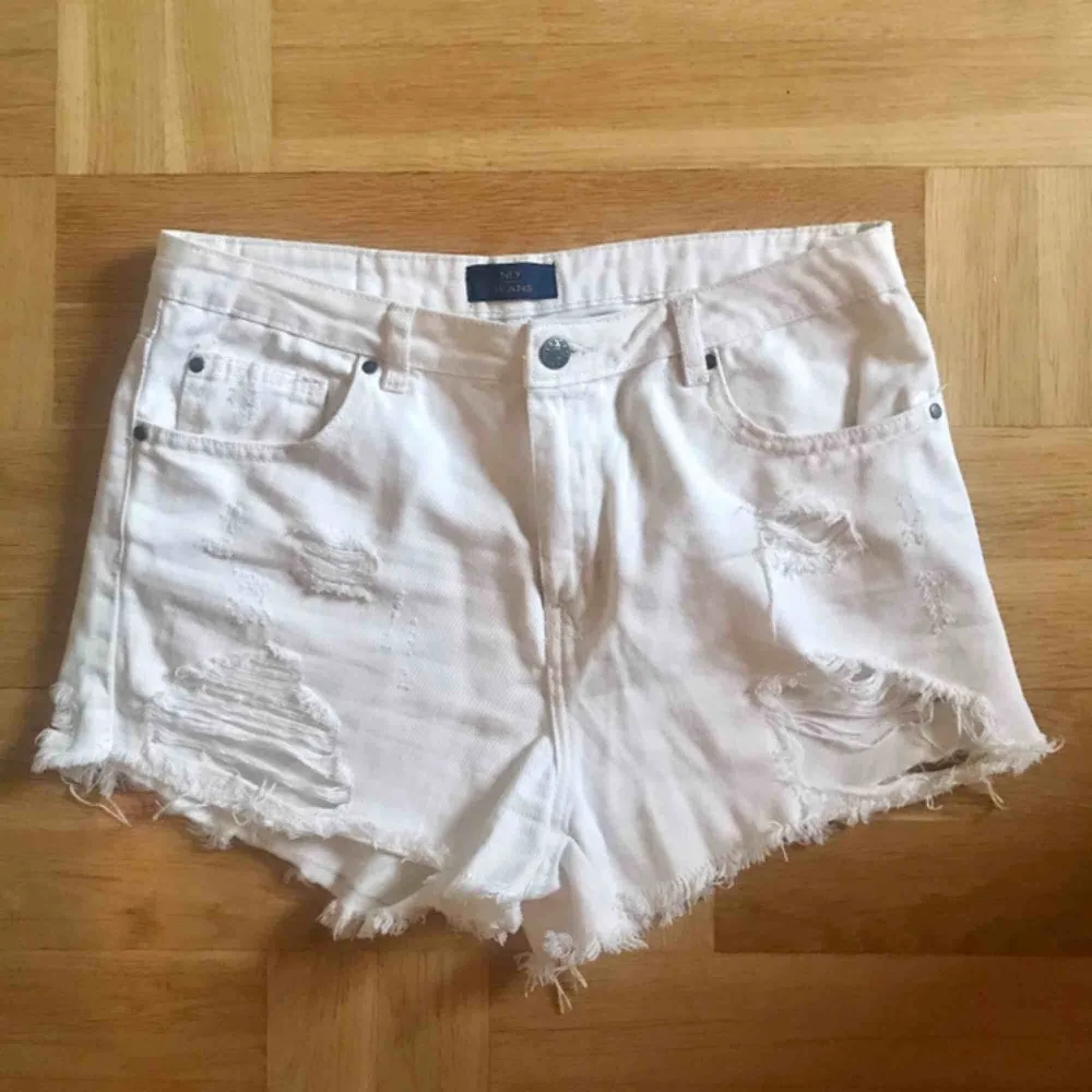Vita jeansshorts från Nelly 🤍 Är i storlek M men små i modellen så skulle säga att de passar S🌼 Skickar mot fraktkostnad, ställ gärna frågor🥰. Shorts.