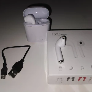 Airpods i7S  - Airpods i7S. Det funkar bra som dom äkta. Ljudet är bra. Säljer dom för jag använder dom aldrig och de tar bara plats. Använd bara 2gg. Batteri håller sig mycket bra. Och du får laddare med. Kan frakta samt mötas.    