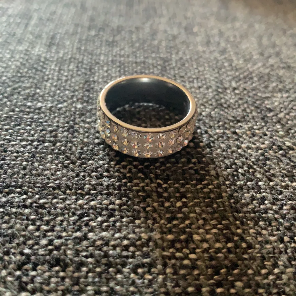 Silver Ring från glitter knappt använd med små diamanter på!🌸. Accessoarer.