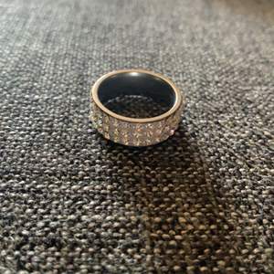Silver Ring från glitter knappt använd med små diamanter på!🌸