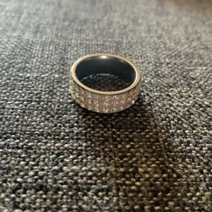 Ring - Silver Ring från glitter knappt använd med små diamanter på!🌸
