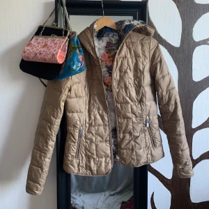 Jacka  - Jacka med två sidor. Nästan oanvänd. Skriv för mer info eller bilder. Köpte står för frakt och tar endast swish. 