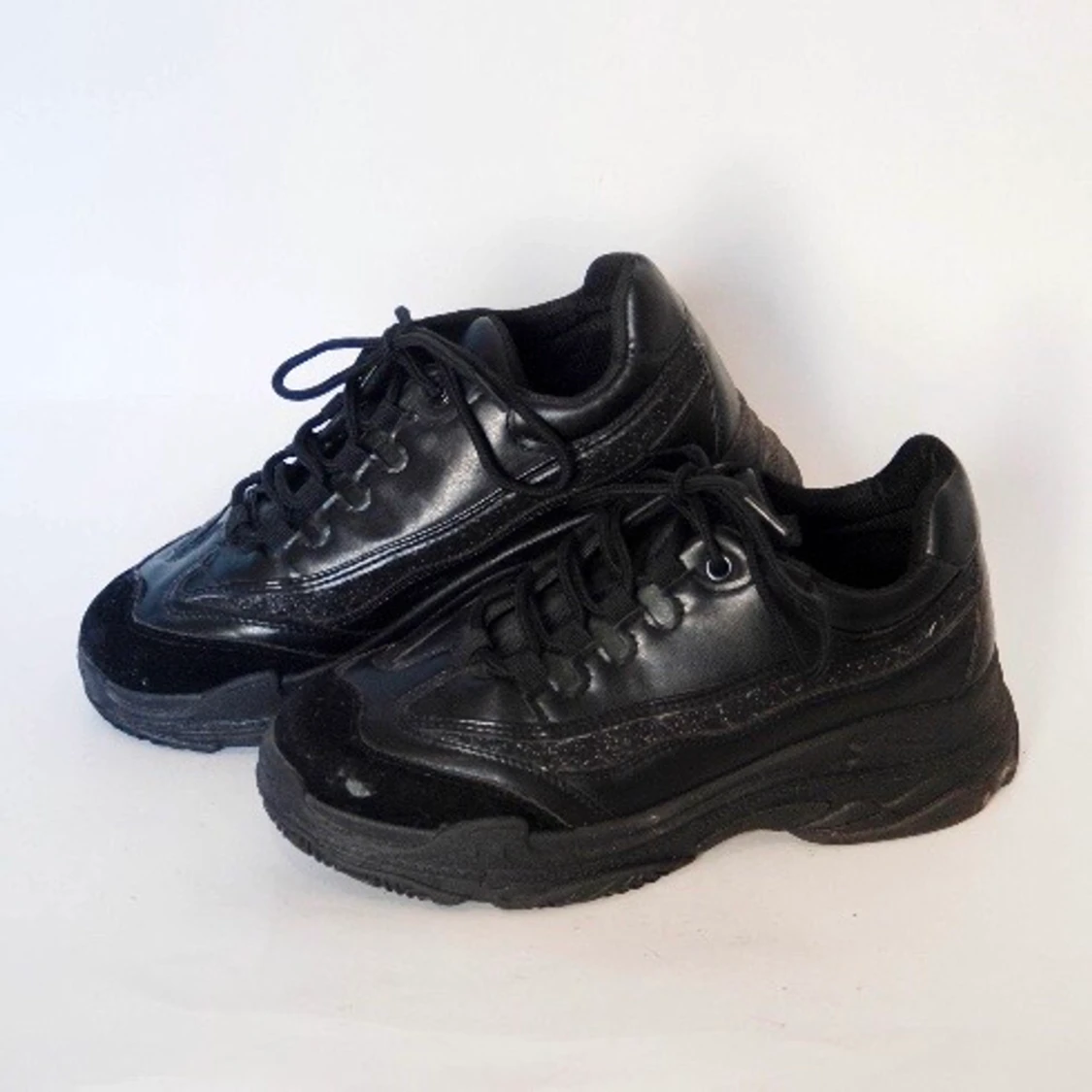 Tuffa svarta vintagesneakers med glitter