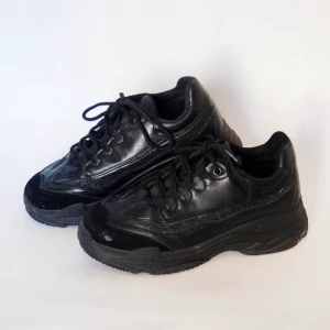 Tuffa svarta vintagesneakers med glitter - Säljer mina fina sneakers jag köpte från etsy. De är svarta, chunky modell och har glitter på ränderna. Det står att de är en storlek 40 men de är alldeles för små för mig så gissar på att det måste vara kinesisk storlek (motsvarande 38,5-39 ungefär).