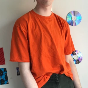 orange tshirt - köpt på beyond retro för något år sedan. fint skick, lite skadad i ena armhålan men inget som syns! frakten ingår i priset 🧡