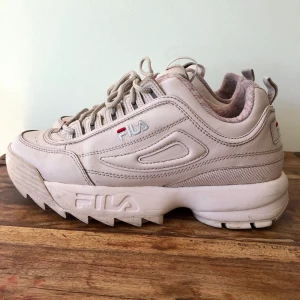 Fila sneakers - Säljer mina rosa Fila-sneakers Disruptor som är använda ca 2 månader.  Storlek 39 Ganska slitna men fullt fungerande  Finns i norra djurgårdsstaden