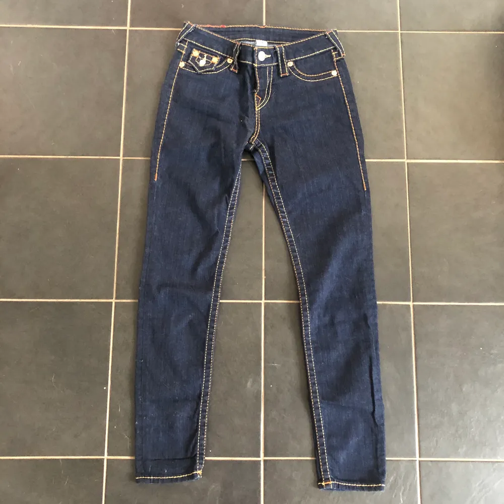 Såååå fina skinny jeans från True Religion i storlek 26, motsvarar en 34/36. Tyvärr försmå för mig🥺. Jeans & Byxor.