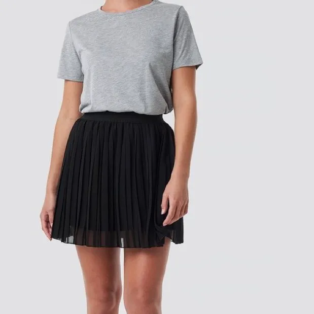 Säljer mina fina prisserade kjol ifrån NA-KD. Använd ett fåtal gånger men var för lite redan när jag fick hem den så valde nu att sälja den istället. !Bilder tagna från NA-KD’s hemsida! Frakt tillkommer📦. Kjolar.