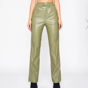 Skinn/läderbyxor - Läderbyxor från Emory Park i veganskt material. Köpta från Dolls Kill, storlek L, tagen sitter kvar. Slutsålda online 