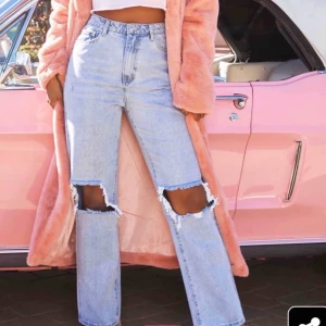 Raka jeans med hål  - Säljer dessa populära raka jeansen med hål i knäna som är slutsålda i alla storlekar just nu. Dessa är i storlek 36. Sälja de de inte passade på mig. Det är min kompis på andra bilden som är cirka 161. Högsta budet får de!