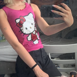 Hello Kitty linne - Super sött tajt linne med hello Kitty på, aldrig använt, frakt går på 44kr