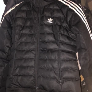 Adidas jacka  - Storlek xs, jag har S i vanliga fall och passar mig, använd 3 ggr. Bud från 200