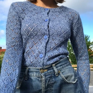 Cardigan - Gullig kofta med fint mönster och knappar. Frakt på 63kr tilkommer💙
