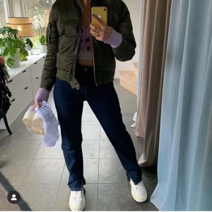 JEANS MED SLITS FRÅN NAKD - (Inte min bild) Ett par mörkblåa jeans med slits från NAKD i storlek 34 !! Har inte kommit till användning alls , nypris 499kr 💞💞