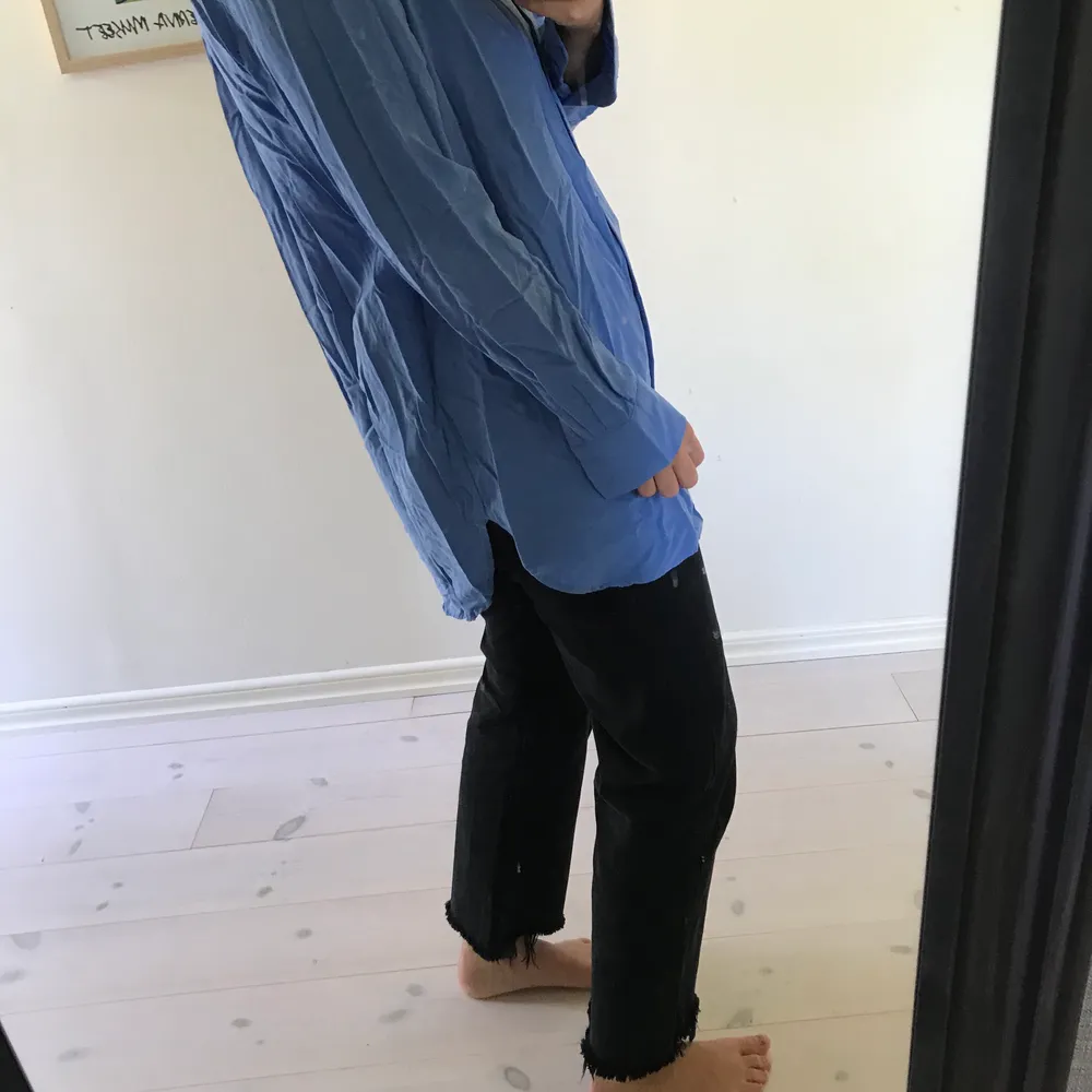 Blå lång skjorta från weekday (väldigt skrynklig på bild men går lätt att stryka till) i storlek M. Skjortor.