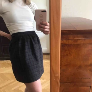  - Mycket fin kjol i bra skick. Säljer då den är för stor för mig. Fraktkostnad tillkommer. Kan även mötas upp i Stockholm.