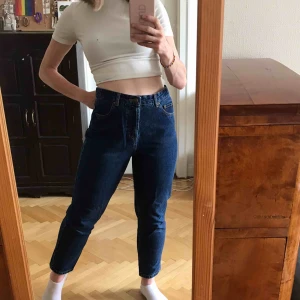  - Mörka mom jeans från pull&bear. Bra skick och material. Köparen står för frakten. Kan även mötas upp i Stockholm.