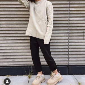 Clean beige tröja i M - Clean beige tröja i M från HM. Tjockt och ordentligt material som gör formen på tröjan extra snygg. 80 kr + frakt (44kr). Samfraktar självklart om du köper mer! 